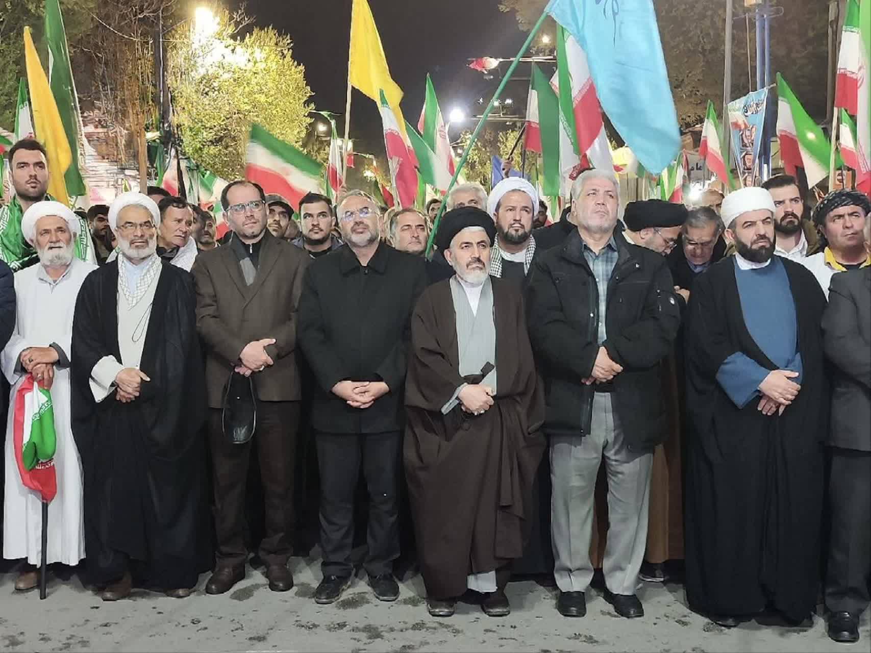 تداوم تجمع شبانه مردم / خروش دشمن ستیز مردم وفادار ارومیه