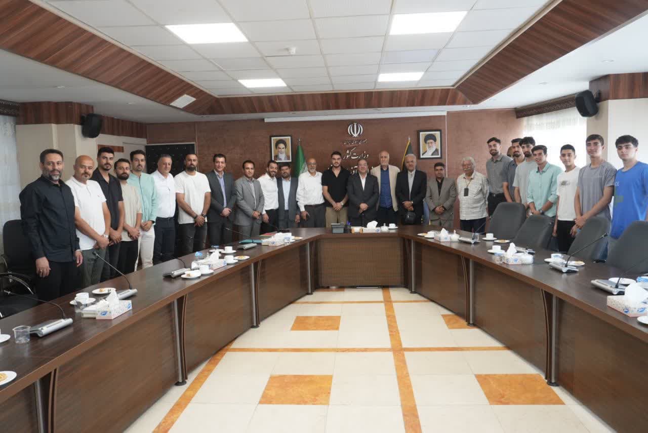 دیدار جمعی از پیشکسوتان و ملیپوشان والیبال با استاندار آذربایجانغربی + تصاویر