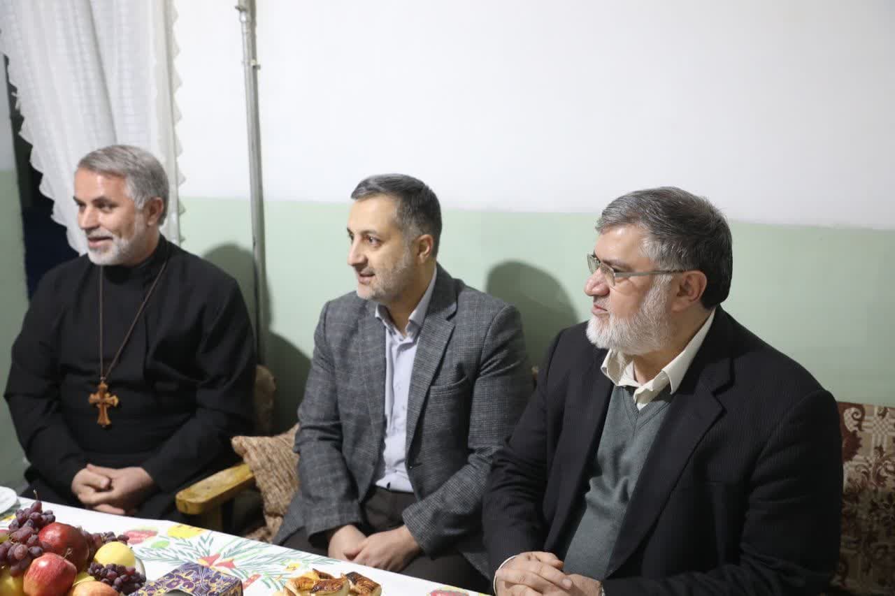 دیدار استاندار آذربایجانغربی با خانواده دو مسیحی در ارومیه