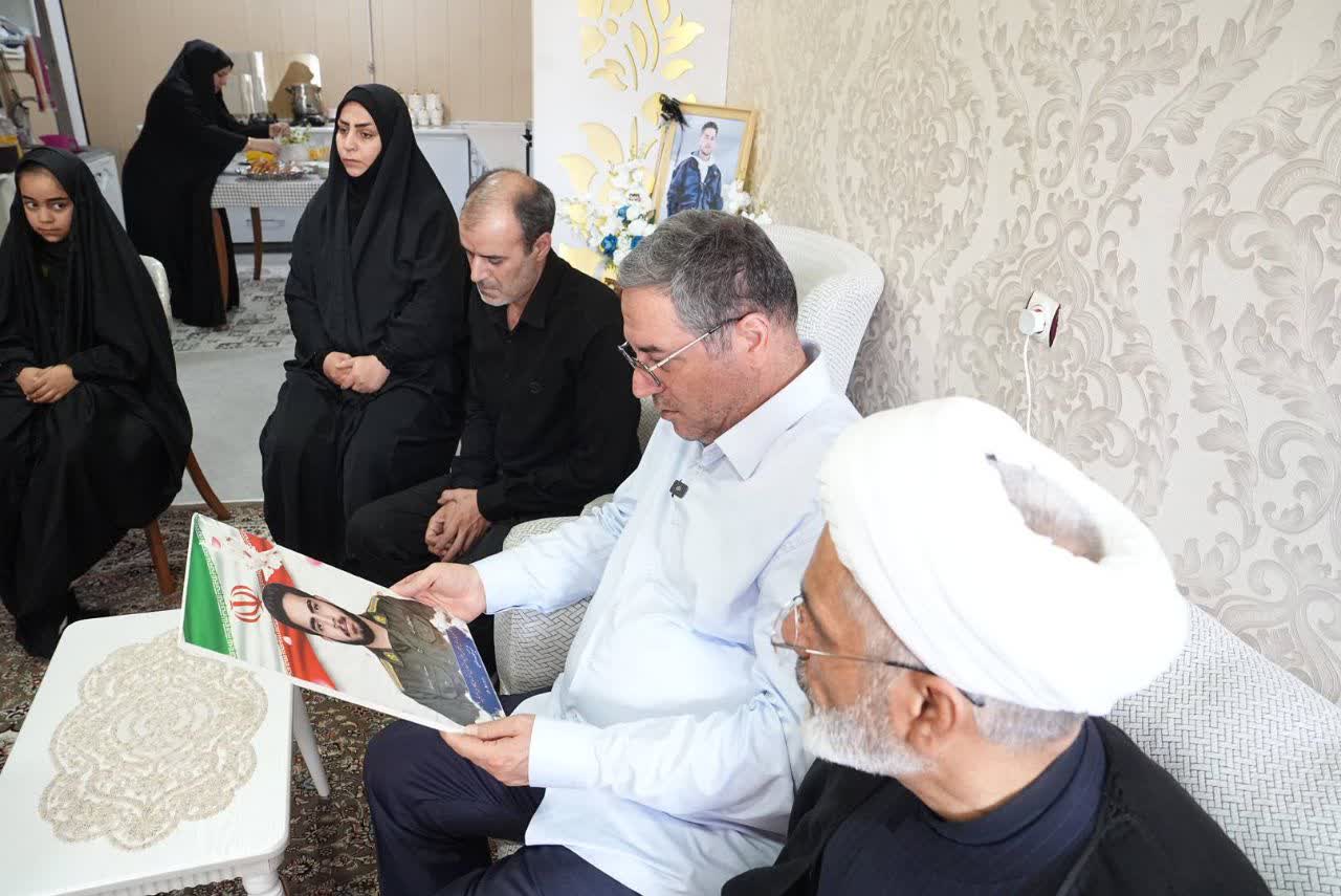 دیدار استاندار آذربایجانغربی با خانواده شهید نوروزی + تصاویر
