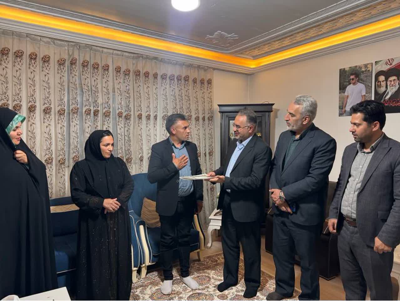 دیدار معاون استاندار آذربایجان غربی با خانواده دو شهید شهرستان ماکو + تصاویر