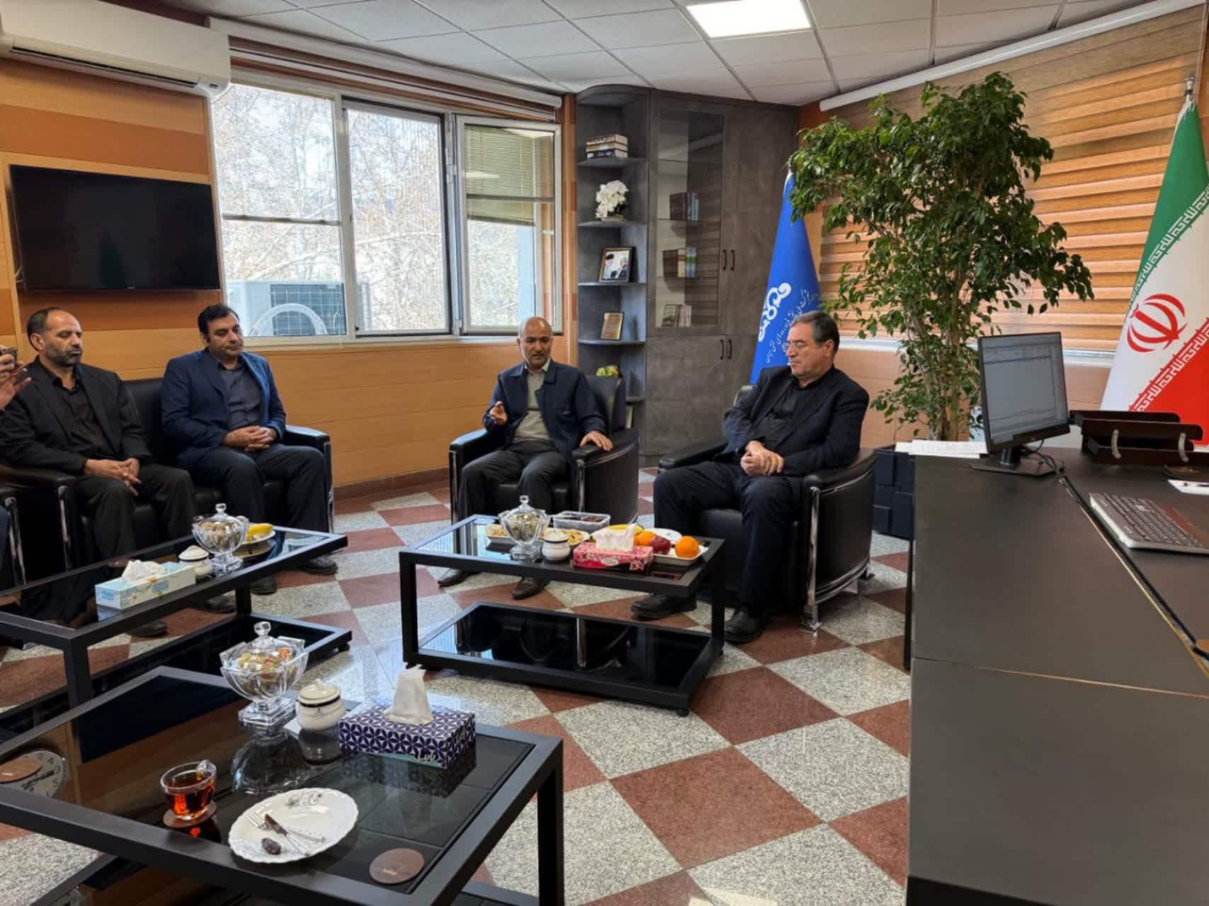 حضور استاندار آذربایجان‌غربی در ستاد سوخت‌رسانی استان