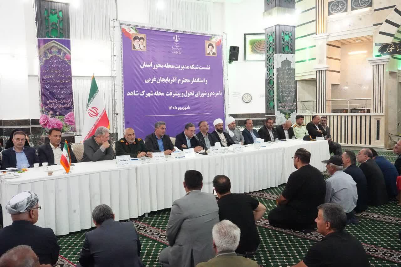 استاندار آذربایجانغربی پای صحبتهای اهالی شهرک شاهد ارومیه نشست + تصاویر