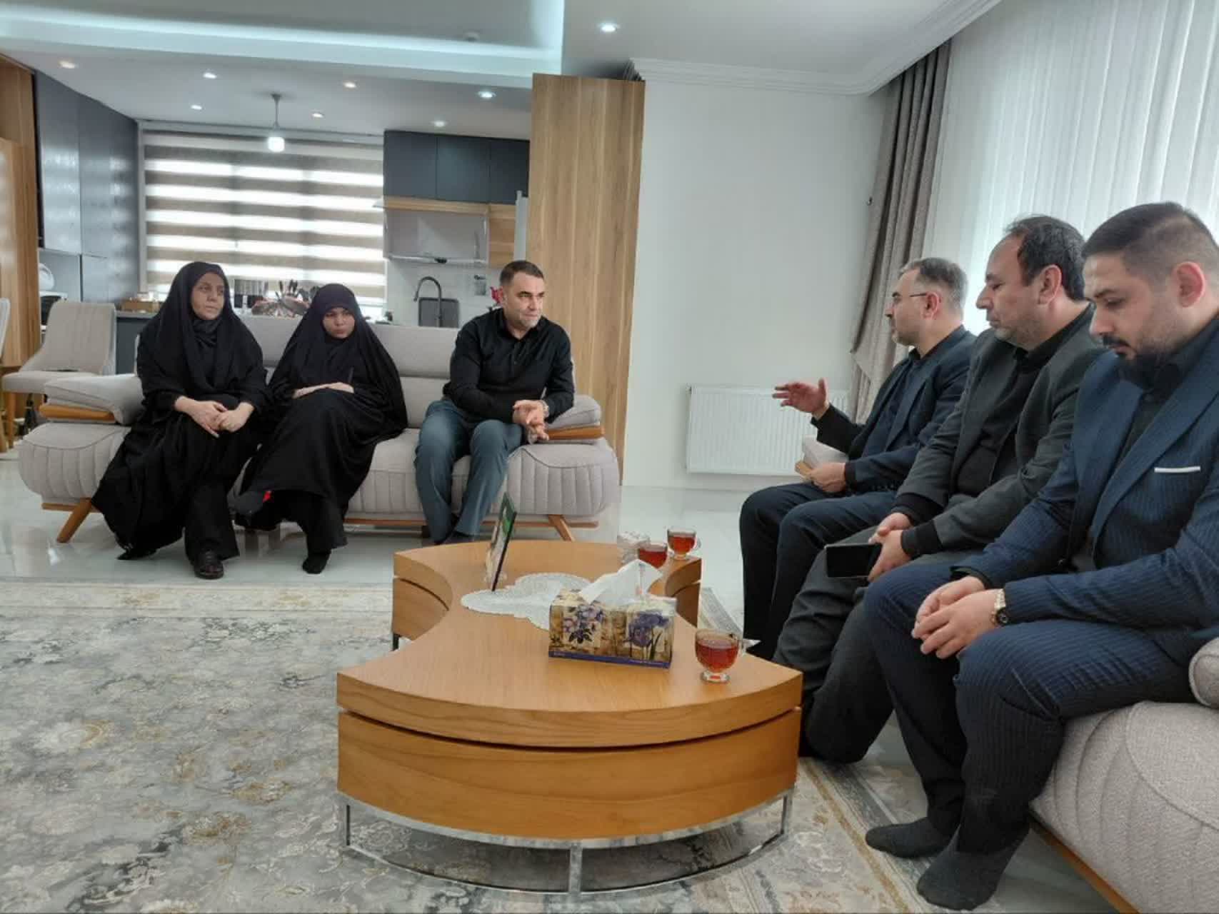 دیدار معاون استاندار آذربایجان‌غربی با خانواده دو شهید والامقام در نخستین روز از سال جدید