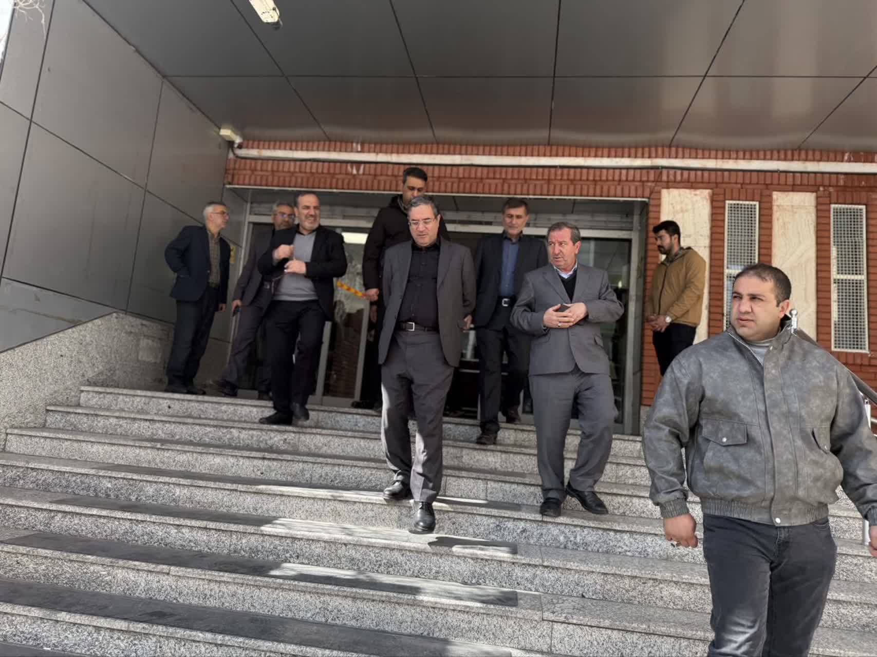 بازدید استاندار آذربایجان‌غربی از محل میز خدمت استانداری + تصاویر