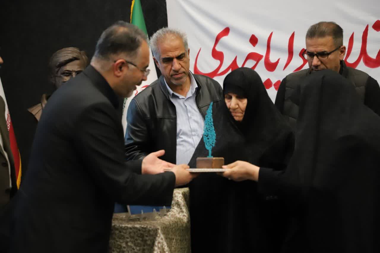 ضروریست هنرمندان تاریخ این روزهای پر آشوب و سرشار از حماسه را با زبان هنر منعکس نمایند