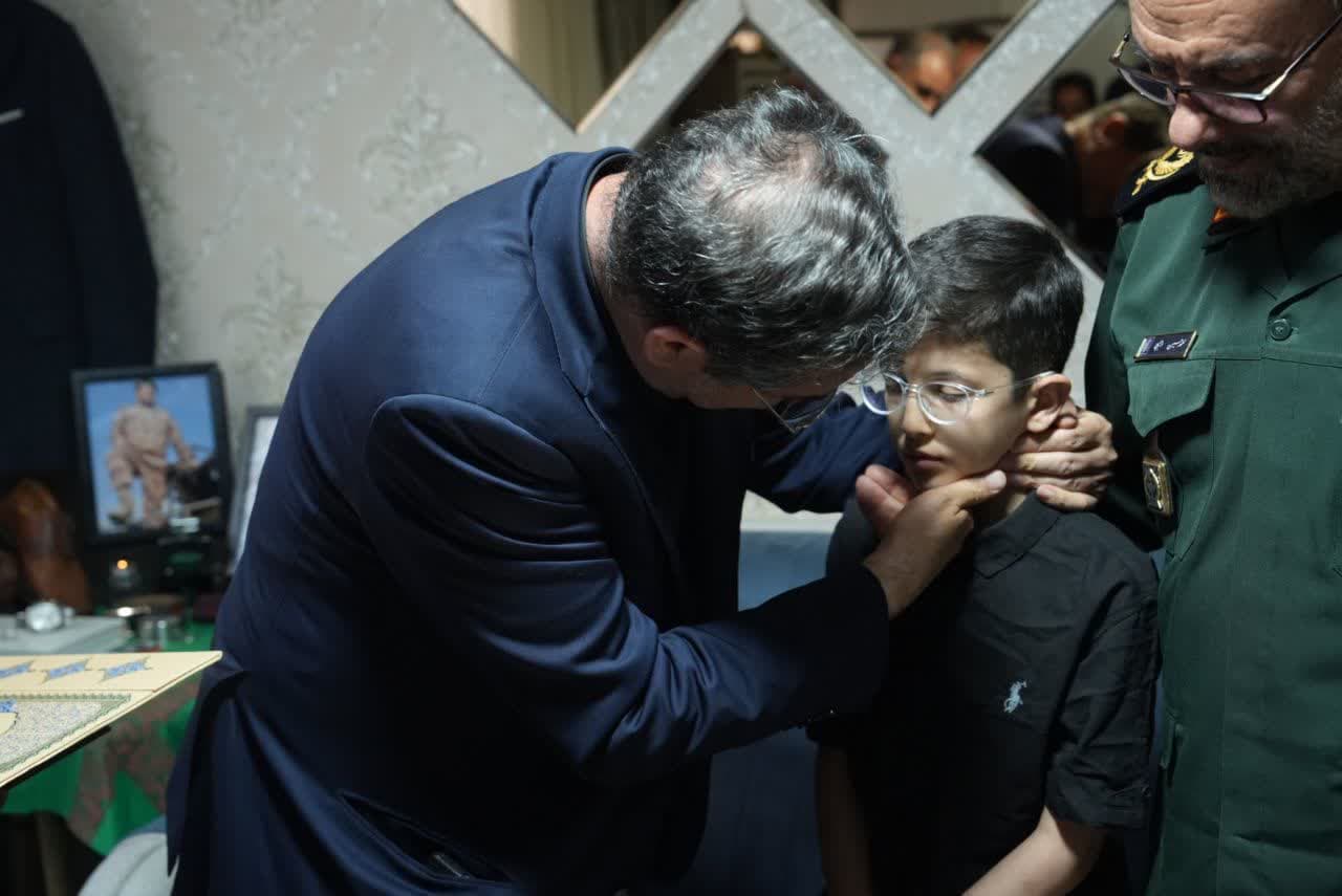 تکریم خانواده شهدای اقتدار ایران در ارومیه + تصاویر