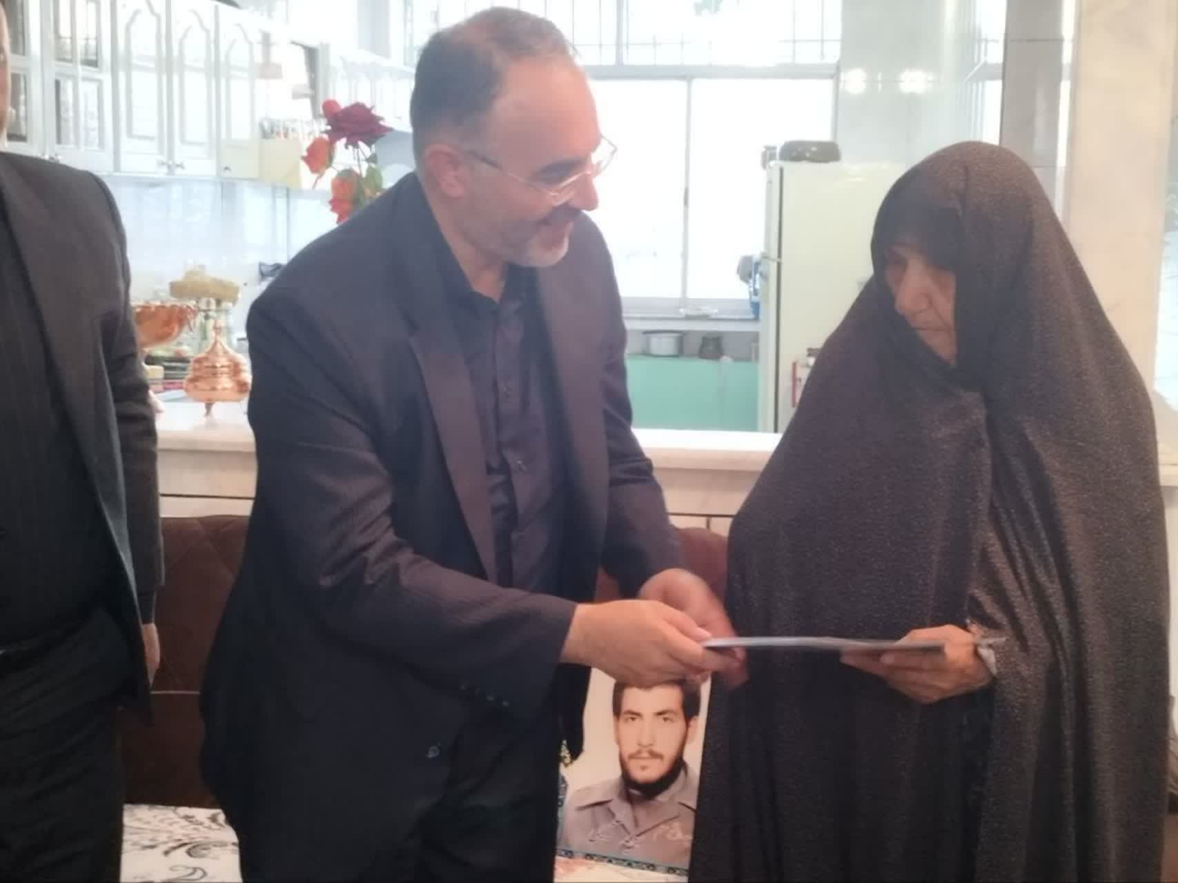 دیدار سرپرست معاونت سیاسی و اجتماعی استانداری آذربایجانغربی با خانواده شهدا+آلبوم تصاویر