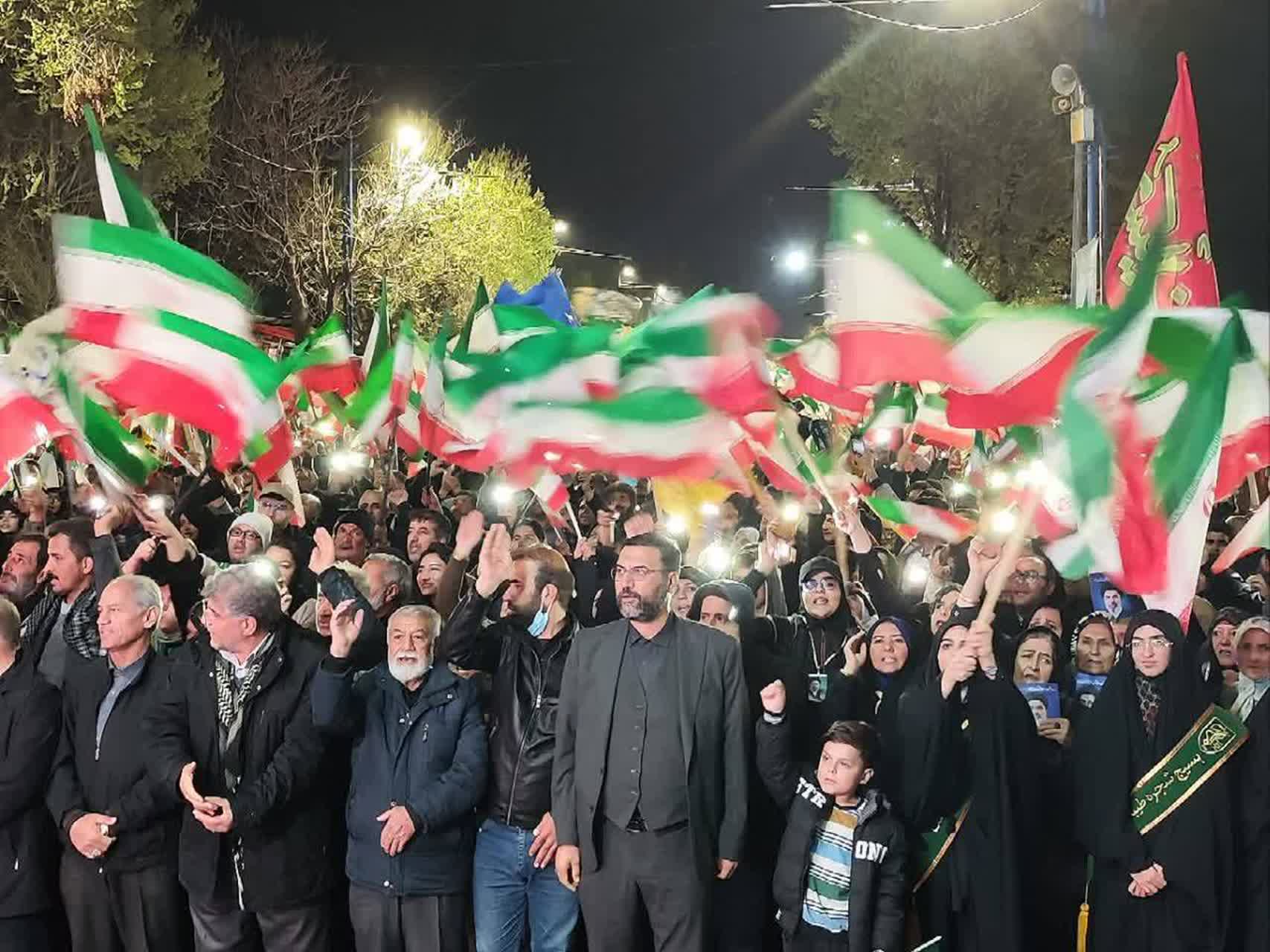 استمرار تجمع شبانه مردم ارومیه، اقامه نماز استغاثه توسط نمازگزاران باایمان + تصاویر