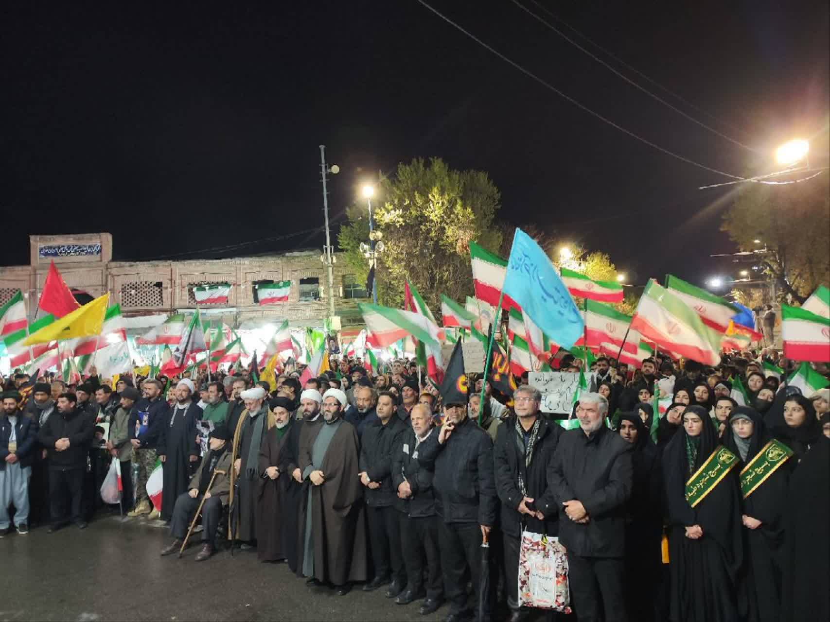تداوم اجتماع شبانه مردم، لبیک به ندای رهبر و استمرار مقاومت