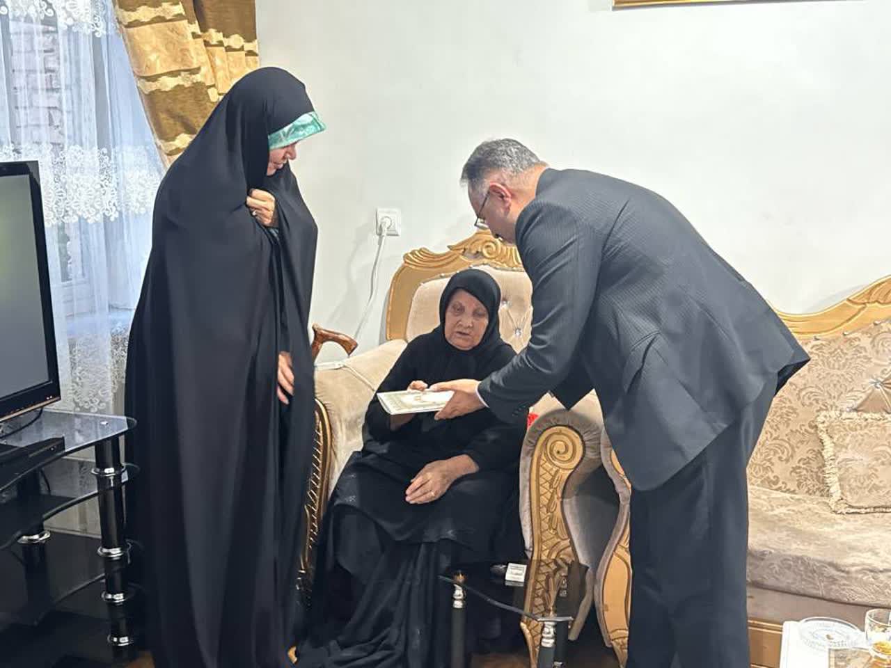 دیدار معاون استاندار آذربایجان غربی با خانواده دو شهید شهرستان ماکو + تصاویر