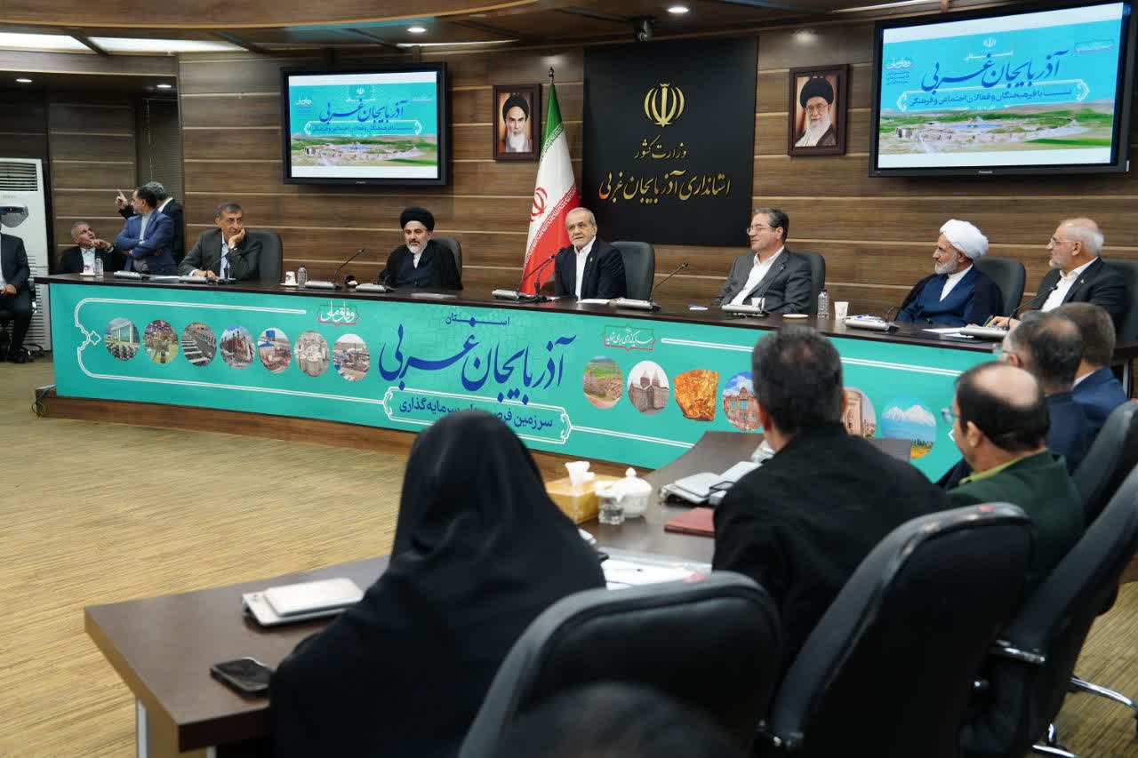 آلبوم تصویری / برگزاری نشست فرهیختگان و فعالان سیاسی، اجتماعی و فرهنگی آذربایجانغربی