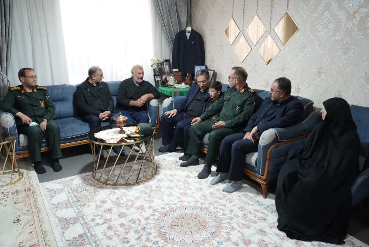 تکریم خانواده شهدای اقتدار ایران در ارومیه + تصاویر