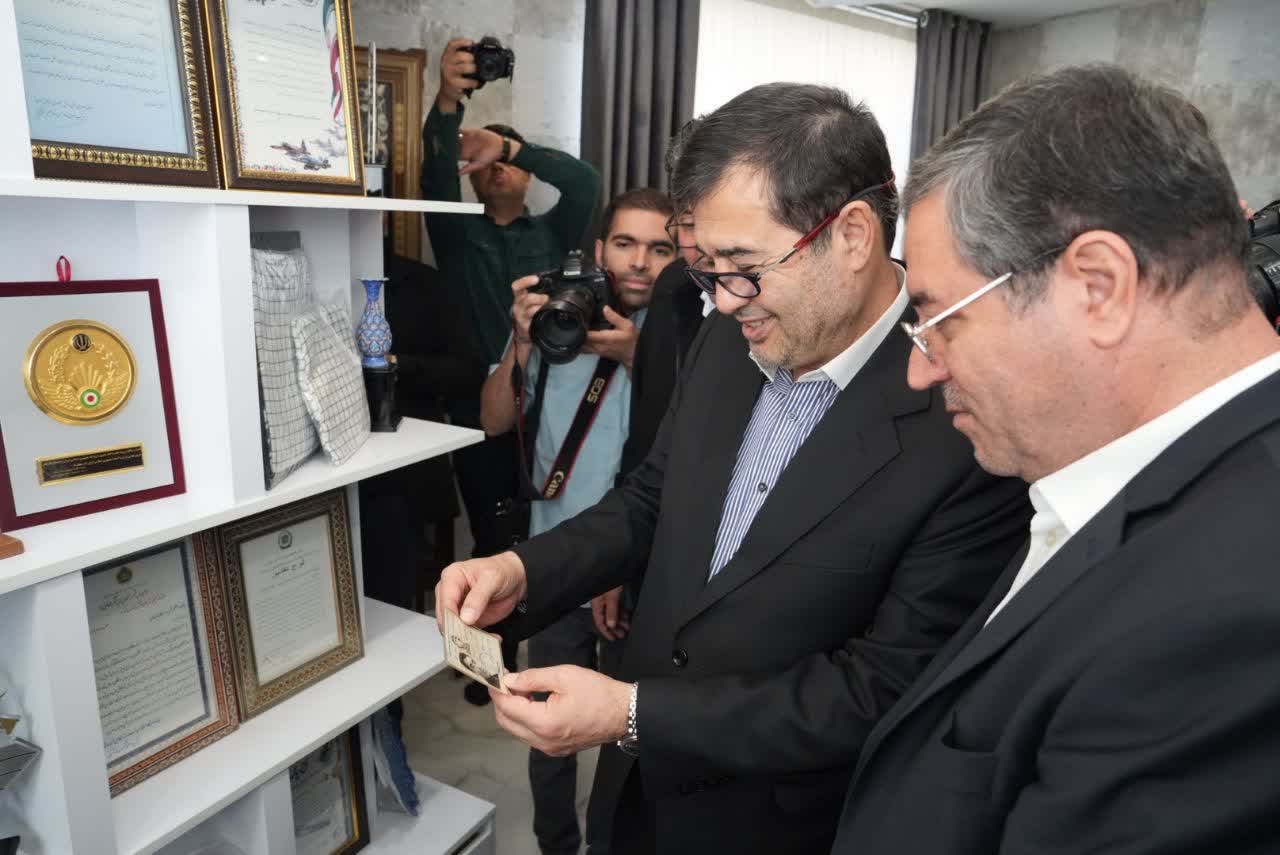 دیدار وزیر ورزش و جوانان و استاندار آذربایجانغربی با خانواده شهید حیدری + تصاویر