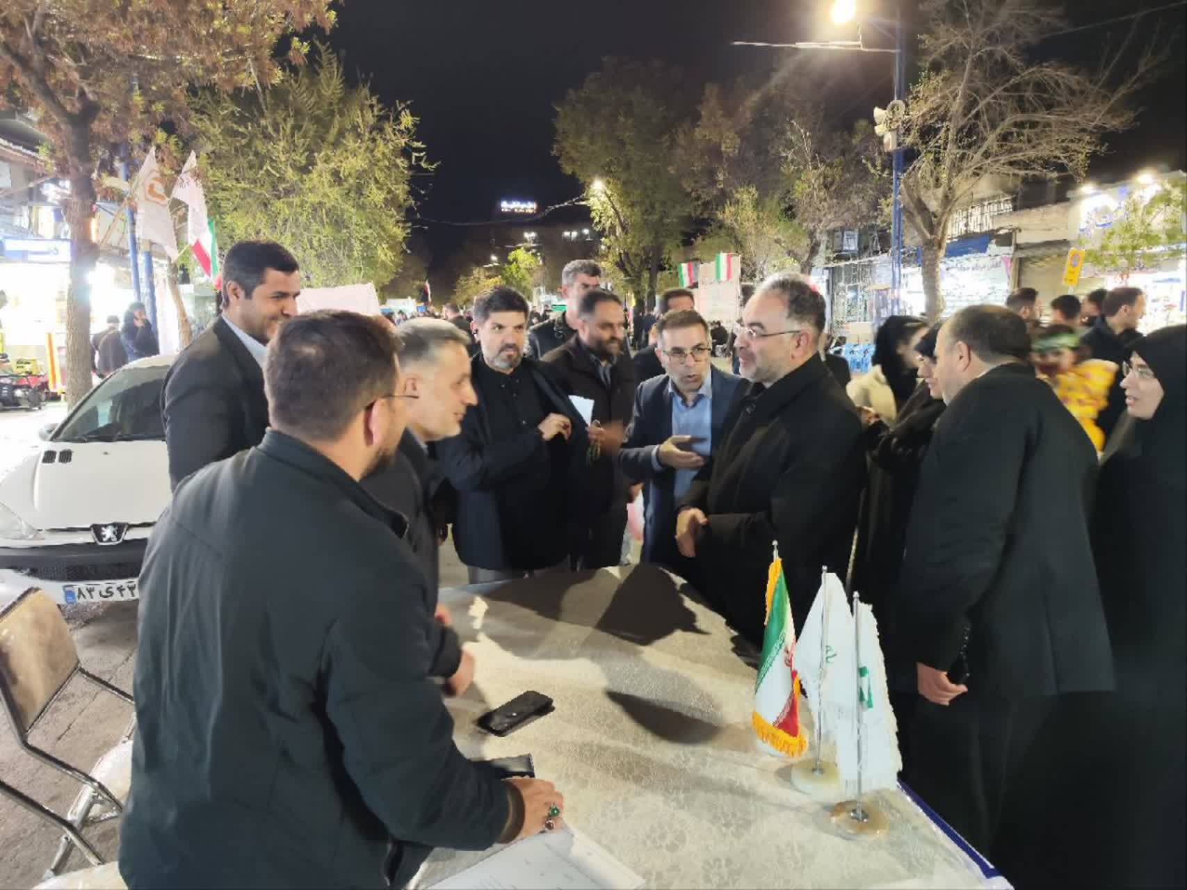 برپایی میز خدمت با حضور مدیران دستگاه های اجرایی و خدمات رسان در حاشیه تجمع مردمی + تصاویر