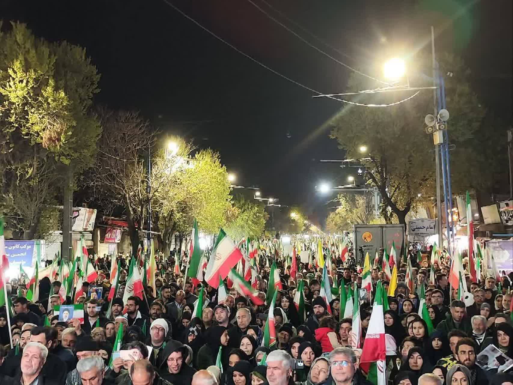 تداوم ایستادگی و مقاومت در اجتماع شبانه مردم ارومیه + تصاویر