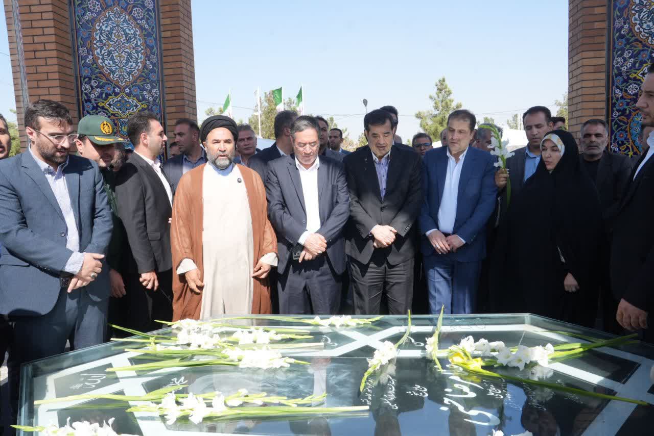 ادای احترام وزیر ورزش و جوانان و استاندار آذربایجانغربی به مقام شامخ شهدا + تصاویر