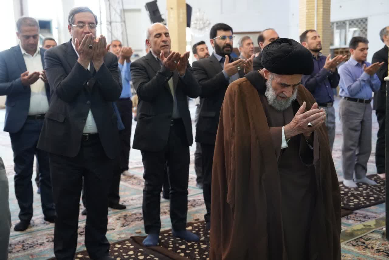 اقامه نماز ظهر و بازدید استاندار آذربایجانغربی از مسجد جامع ارومیه + تصاویر