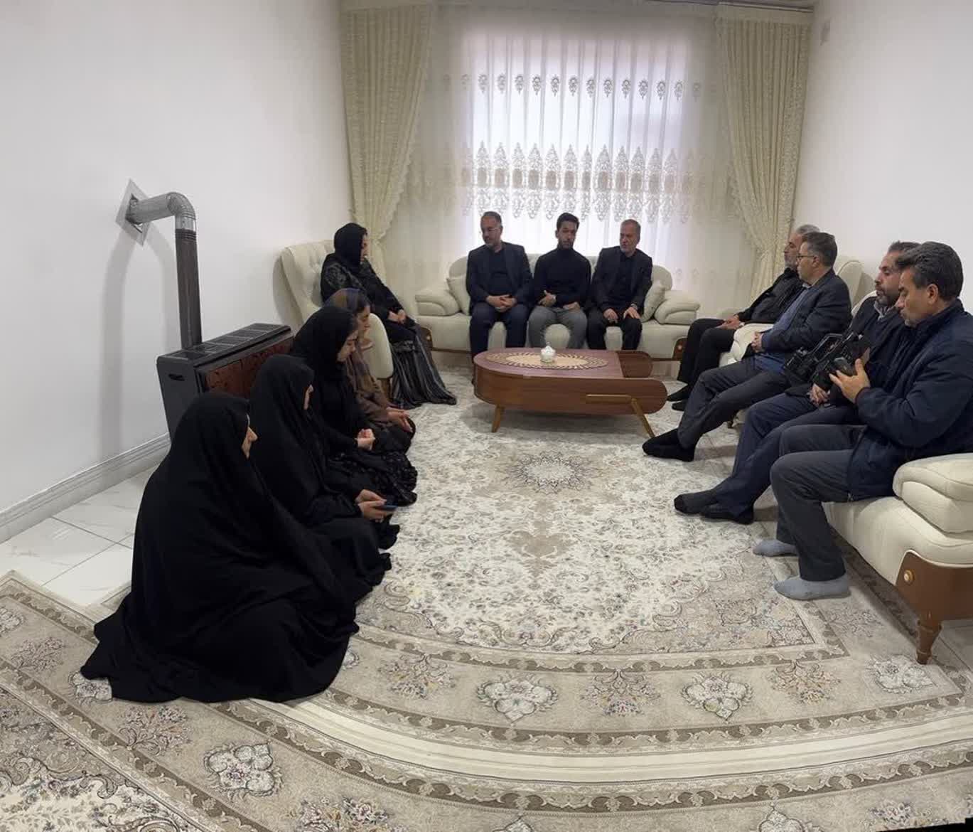 دیدار معاون استاندار آذربایجان‌غربی با خانواده‌های معزز شهدا در شهرستان نقده