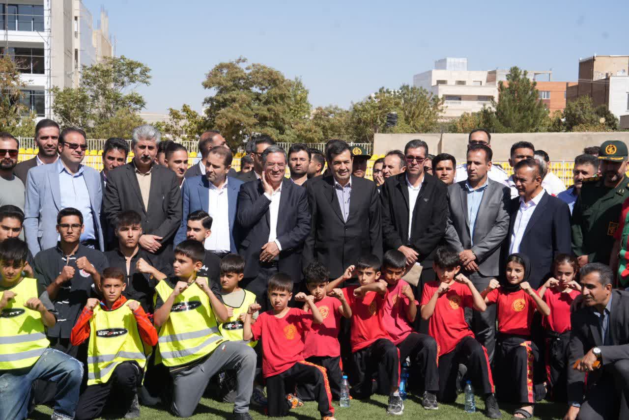 بازدید وزیر ورزش و جوانان و استاندار آذربایجانغربی از ورزشگاه آزادی مهاباد + تصاویر