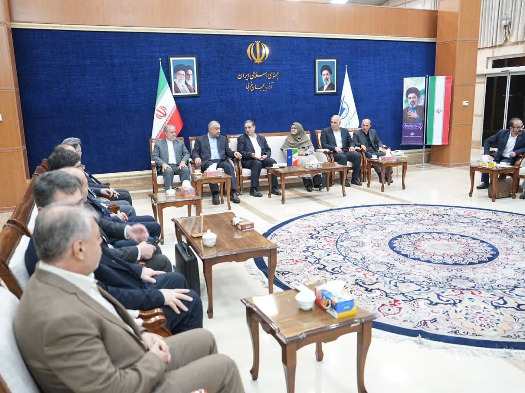 استقبال استاندار آذربایجانغربی از معاون رئیسجمهور و رئیس سازمان زندانهای کشور در فرودگاه ارومیه