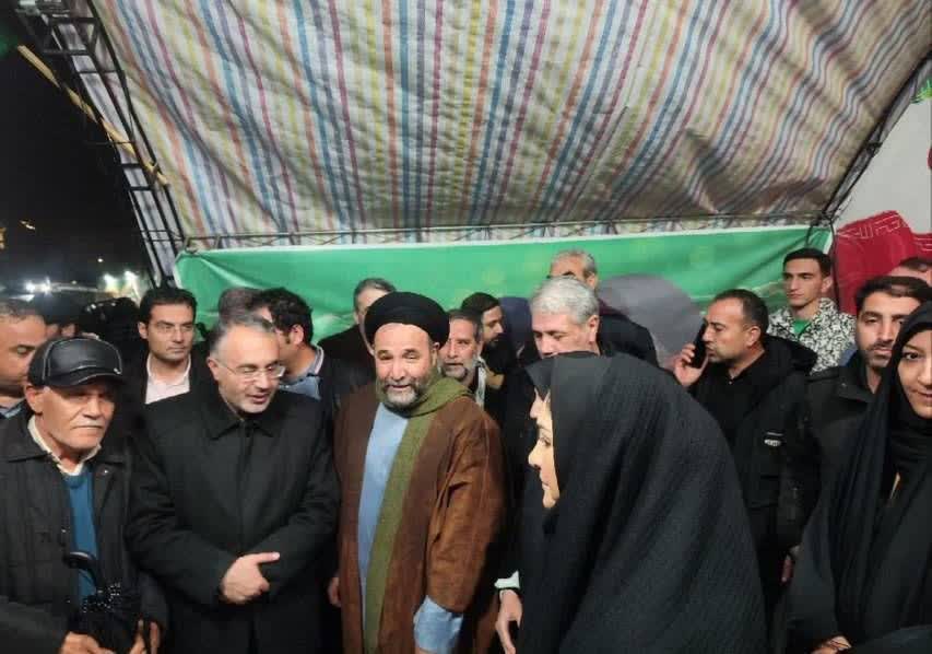 تجمع شبانه مردم ارومیه در ششمین روز از سال جدید زیر بارش باران + تصاویر