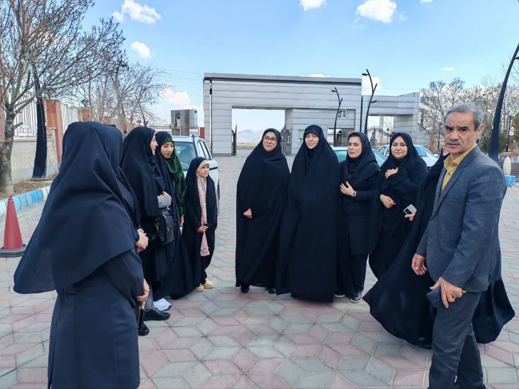 ورود کاروان تیم ملی فوتبال بانوان ایران به آذربایجان‌غربی + تصاویر