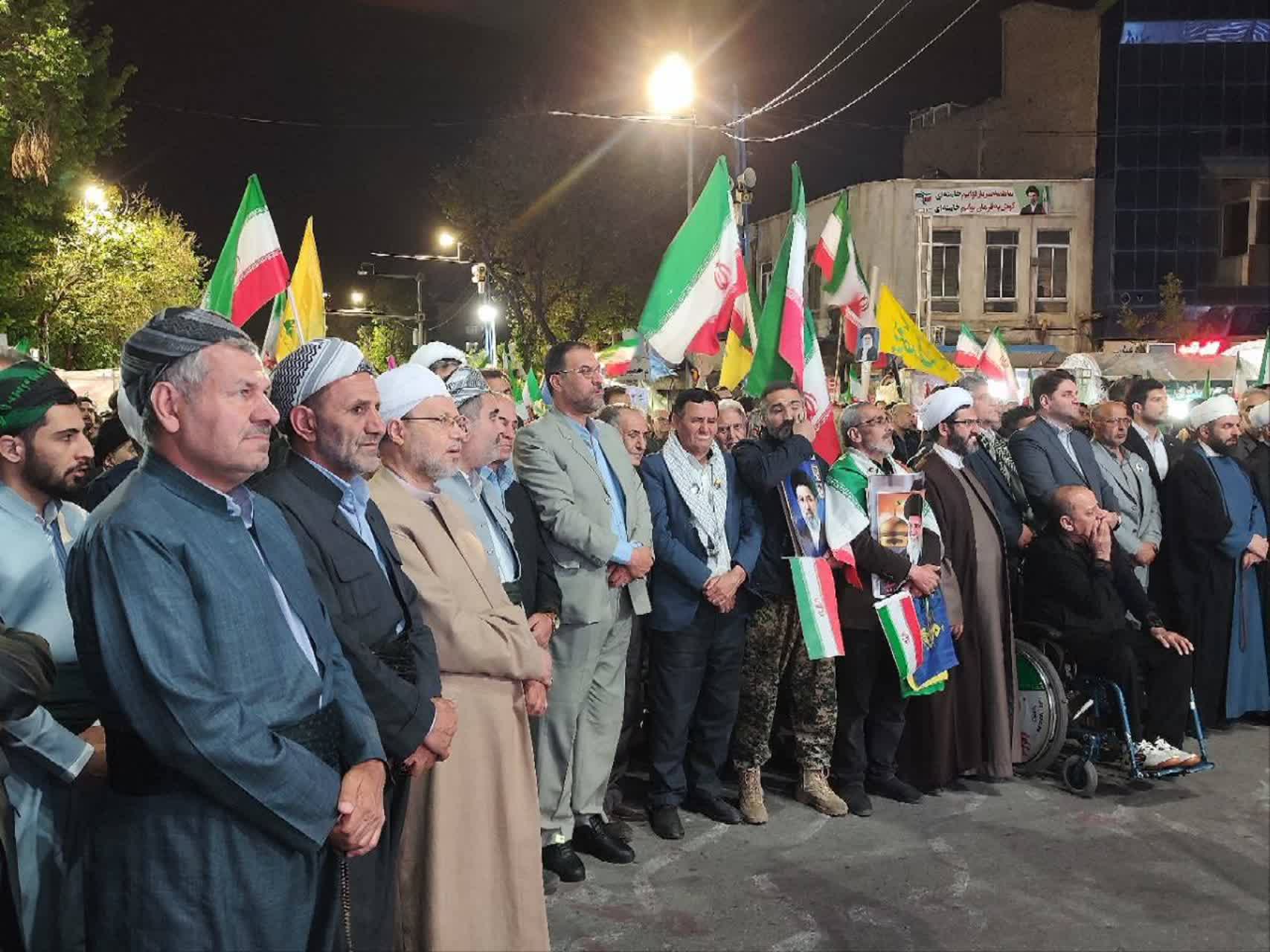 تداوم همراهی و حضور چشمگیر مردم ارومیه در تجمع شبانه + تصاویر
