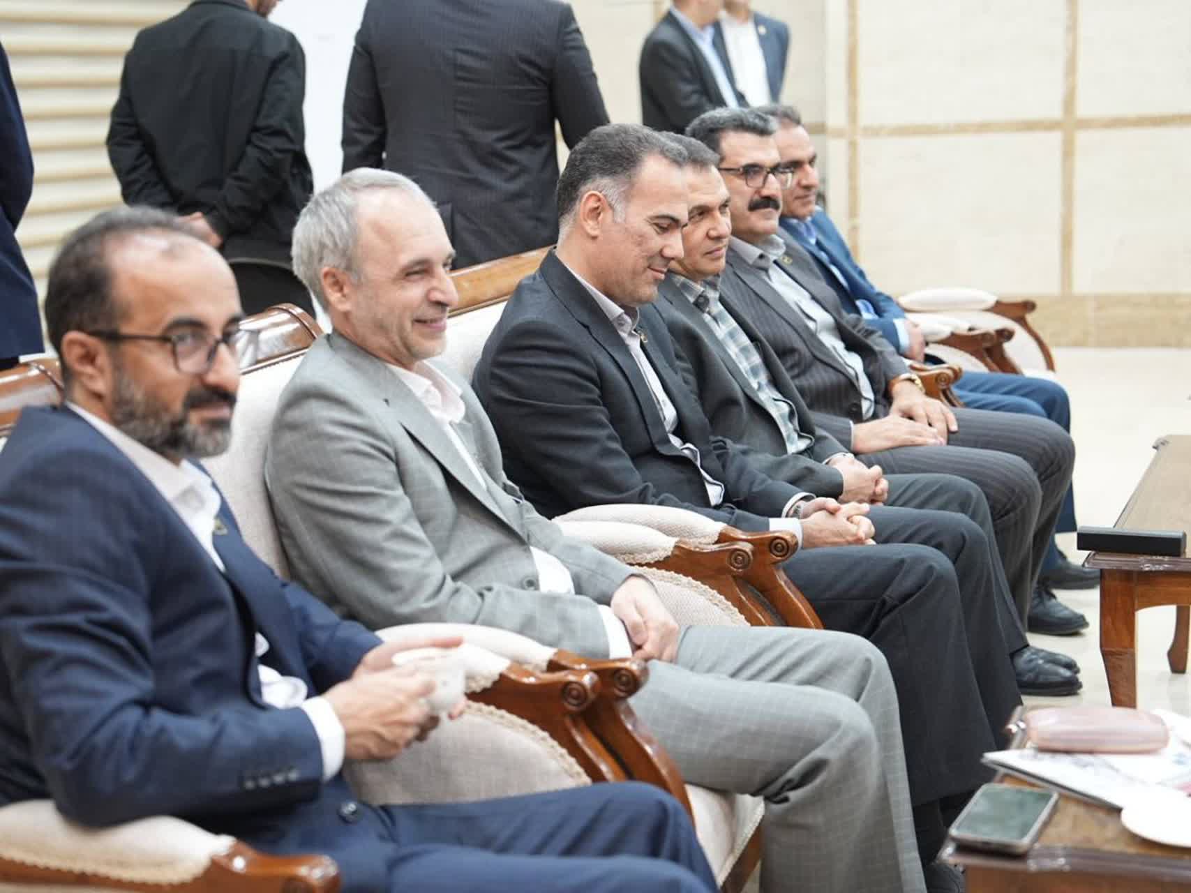استقبال استاندار آذربایجانغربی از معاون رئیسجمهور و رئیس سازمان زندانهای کشور در فرودگاه ارومیه