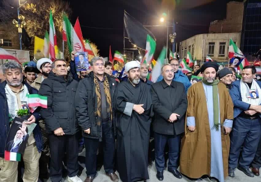 تداوم تجمع شبانه و حضور مردم ارومیه در آغازین ساعات از سال جدید