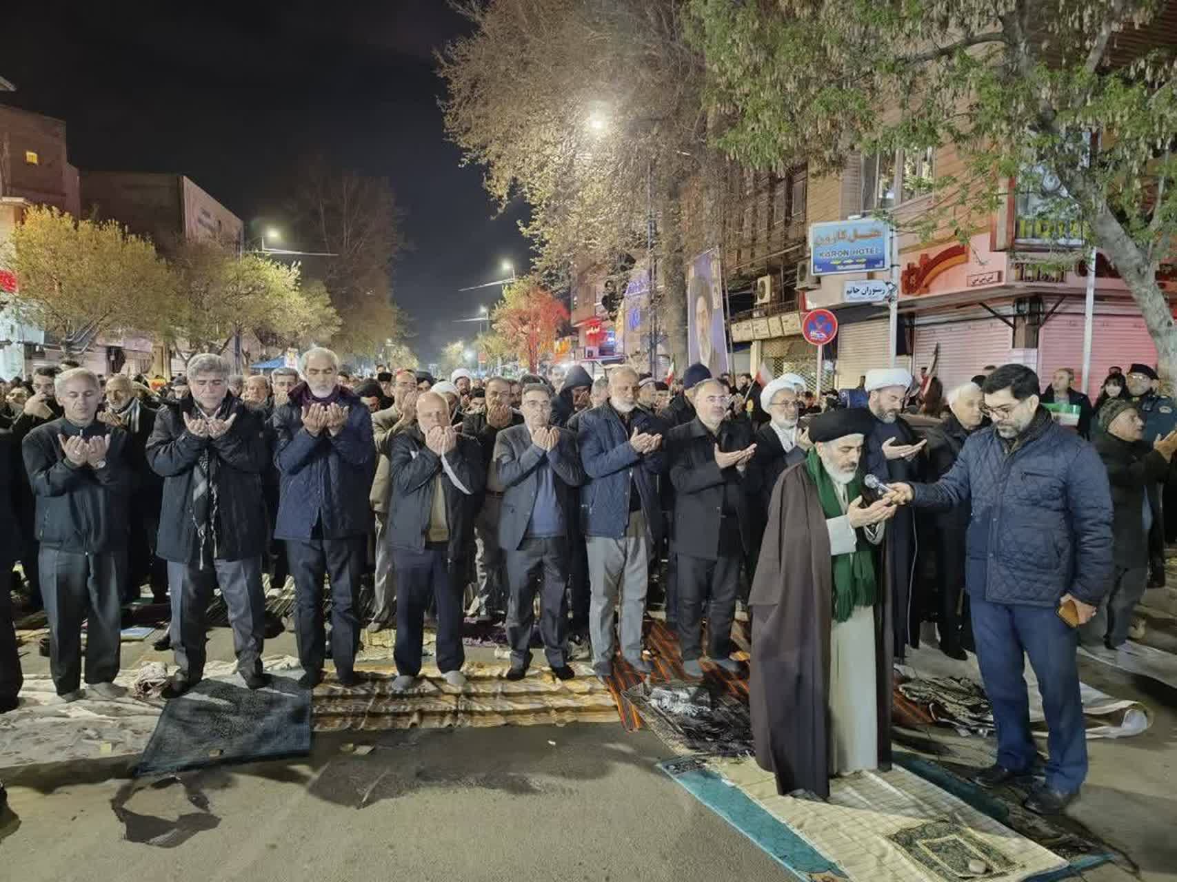 استمرار تجمع شبانه مردم ارومیه، اقامه نماز استغاثه توسط نمازگزاران باایمان + تصاویر