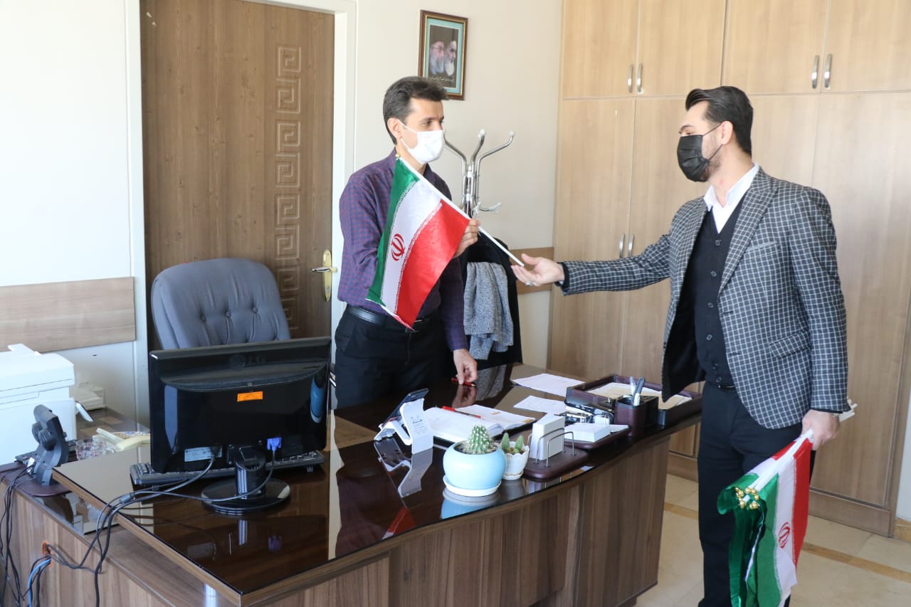 مشارکت همکاران استانداری در پویش پرچم افتخار در چهل و سومین سالگرد پیروزی انقلاب اسلامی