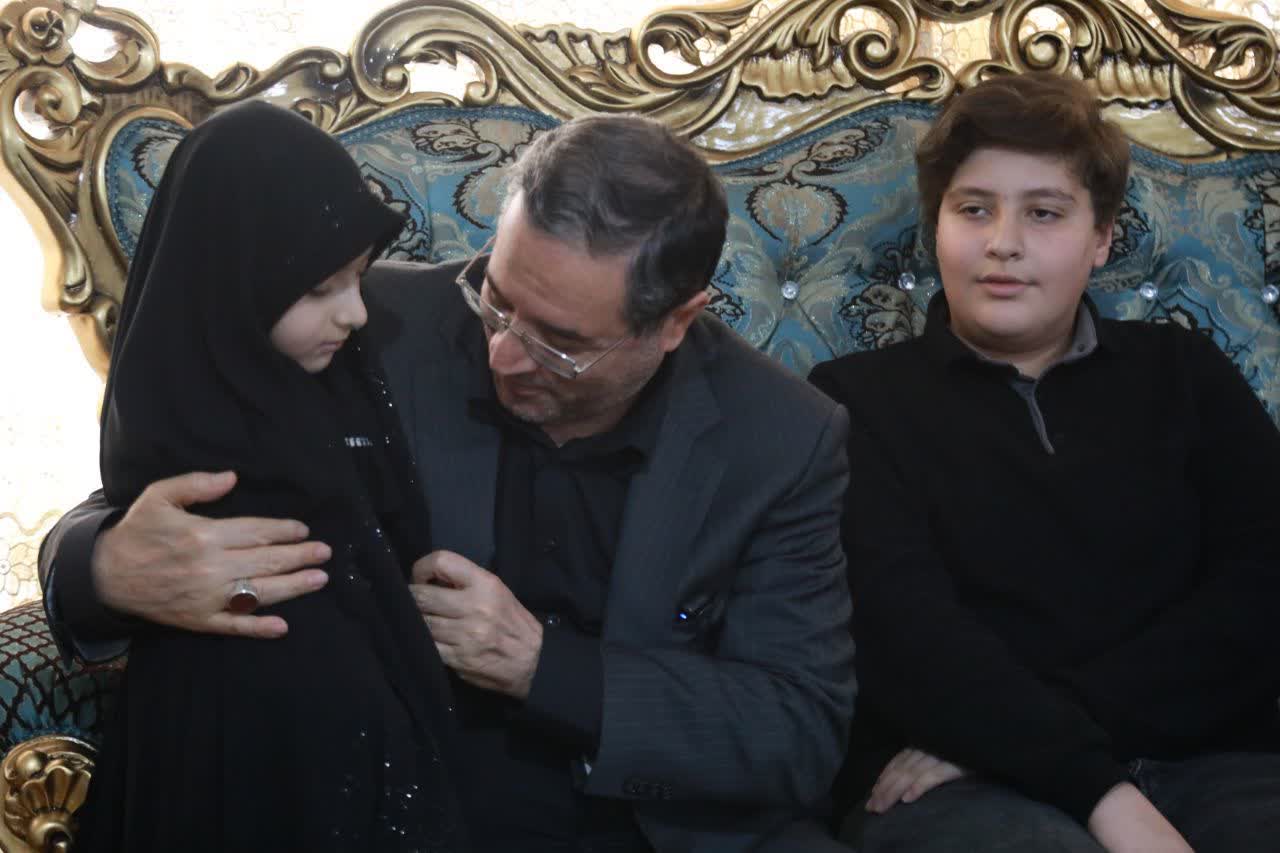 دیدار استاندار آذربایجان‌غربی با خانواده شهیدان علیپور و عبادی در ارومیه + تصاویر