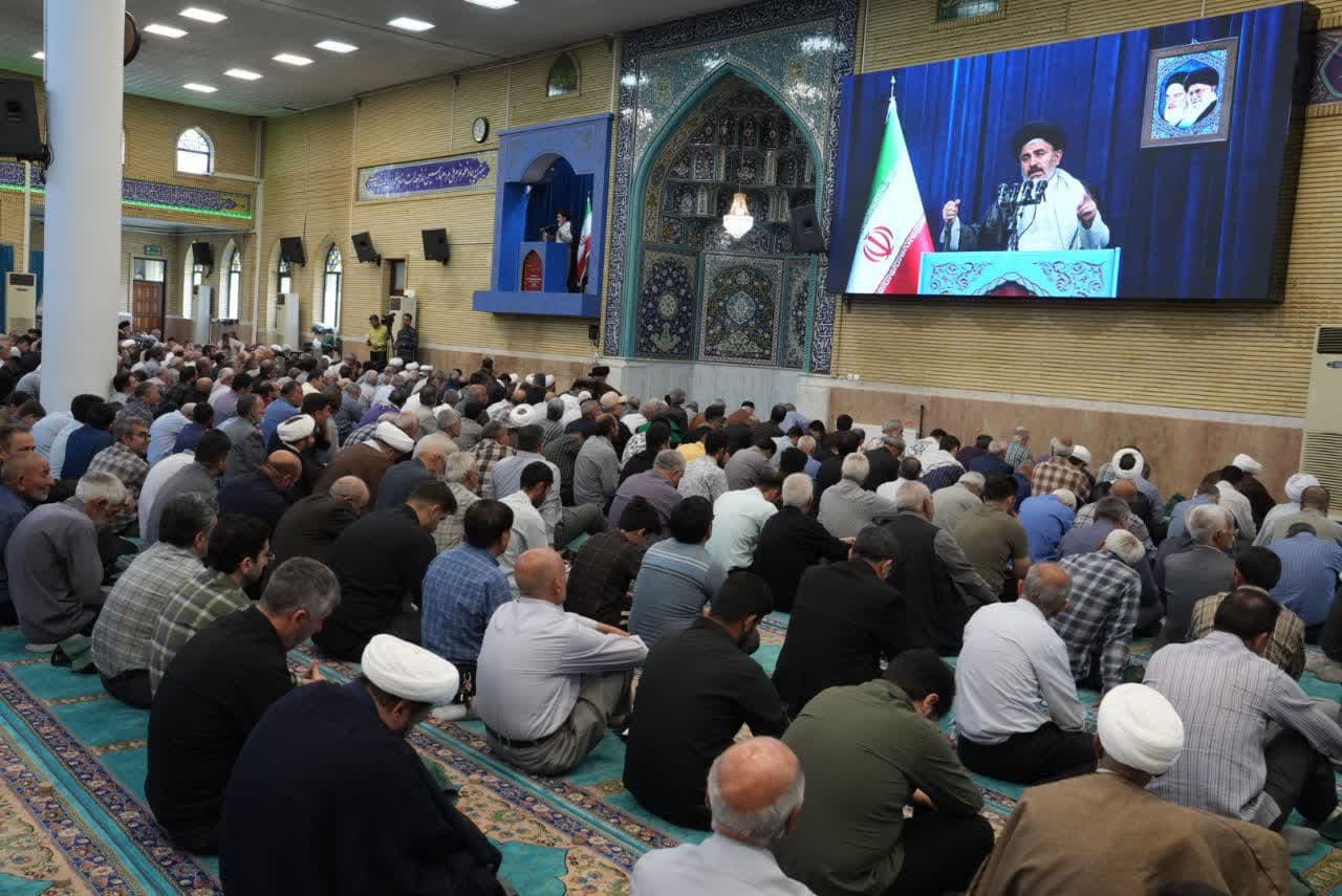 حضور استاندار آذربایجانغربی در آیین نماز جمعه ارومیه + تصاویر