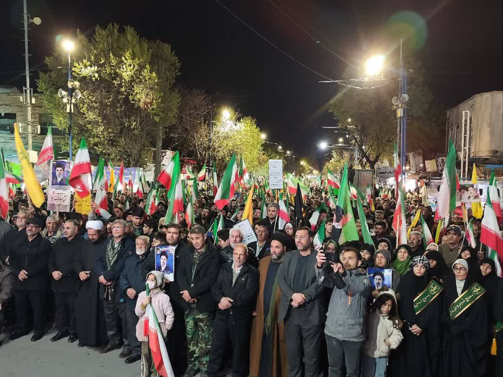 تداوم اجتماع شبانه مردم ارومیه؛ خیابان و میدان دو محور ایستادگی در شبهای تاریخی + تصاویر