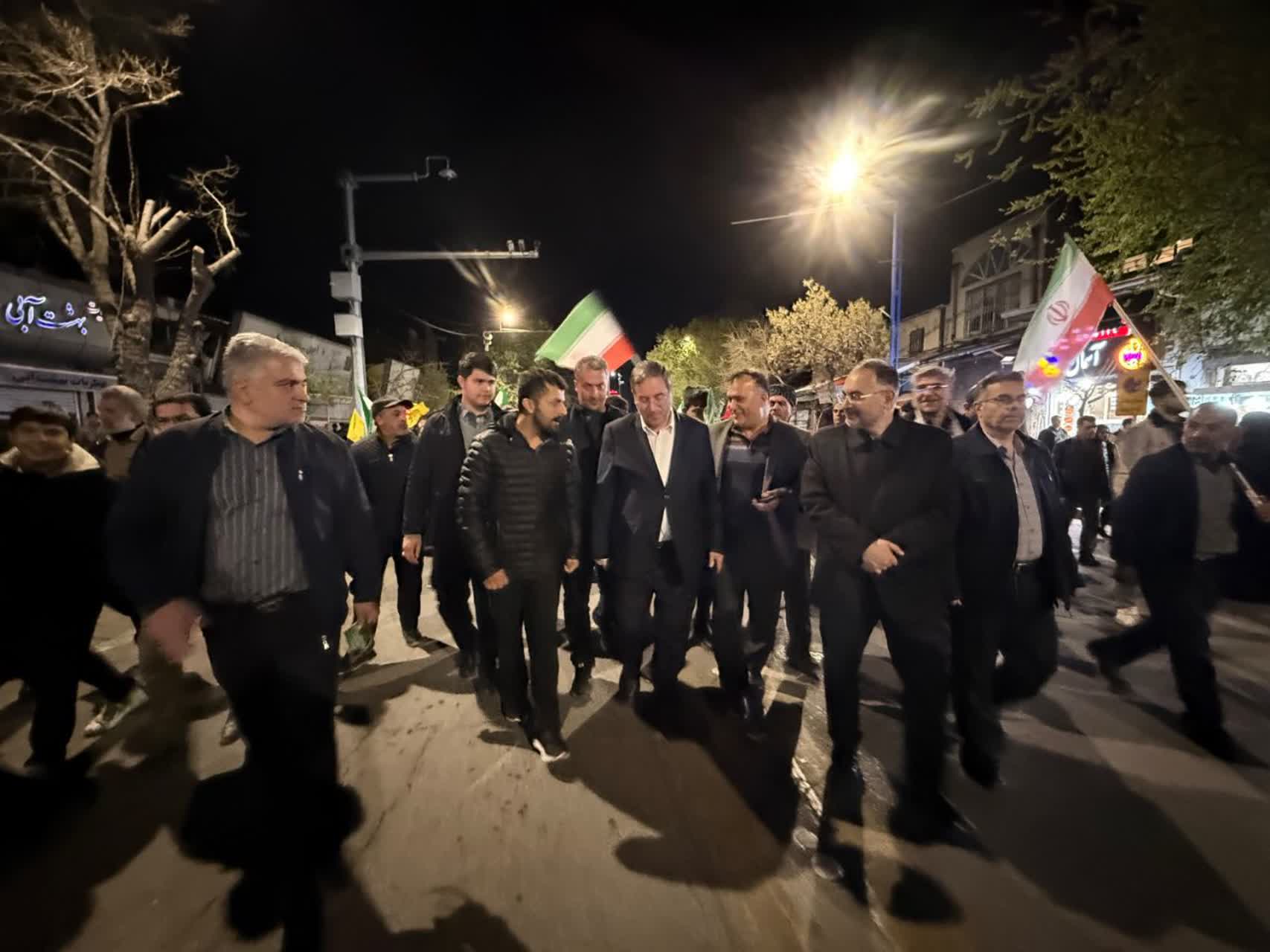 حضور شبانه استاندار آذربایجان‌غربی در میان مردم و بازدید از موکب‌های مستقر در ارومیه + تصاویر