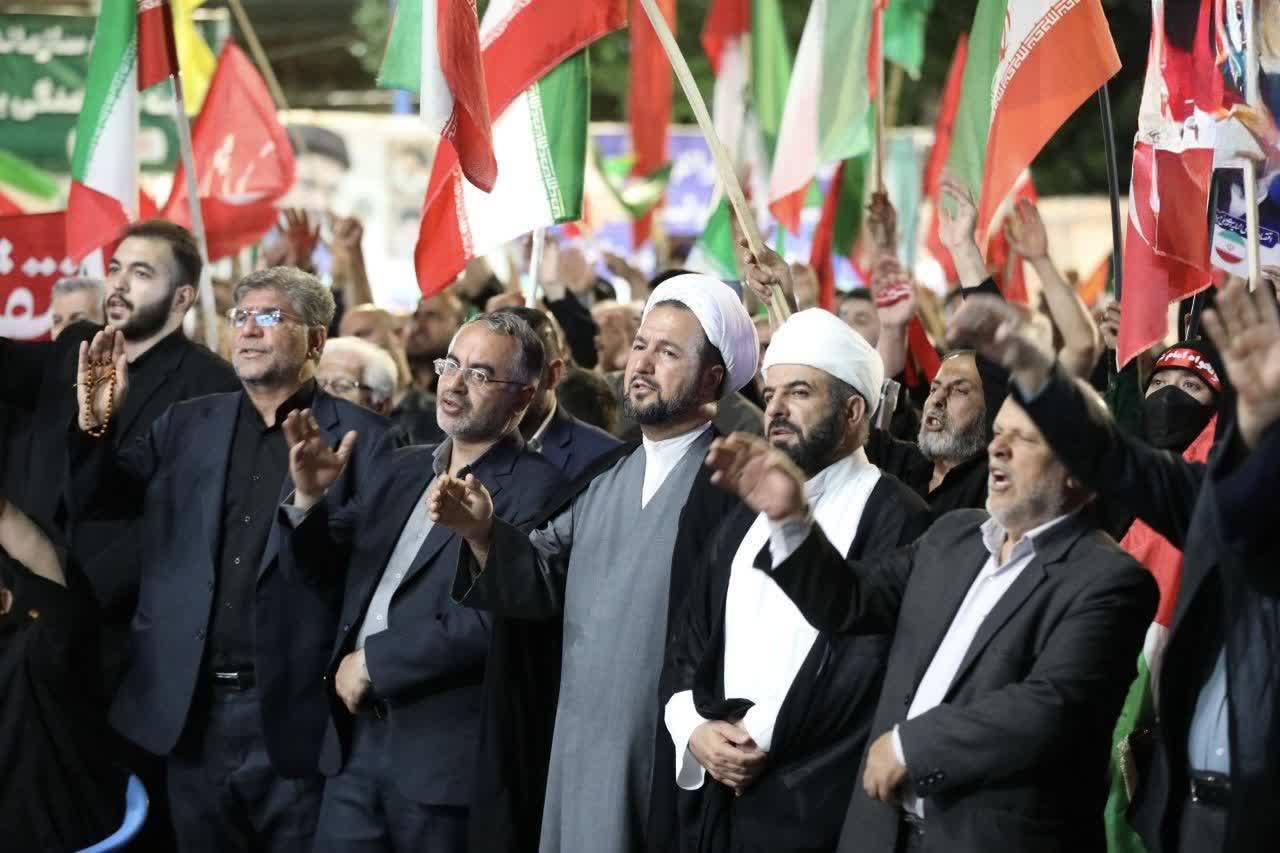 تداوم اجتماع دشمنستیز مردم ارومیه در خیابانها برای حفظ و تقویت همبستگی اجتماعی و تجدید پیمان با آرمانهای والای شهدا