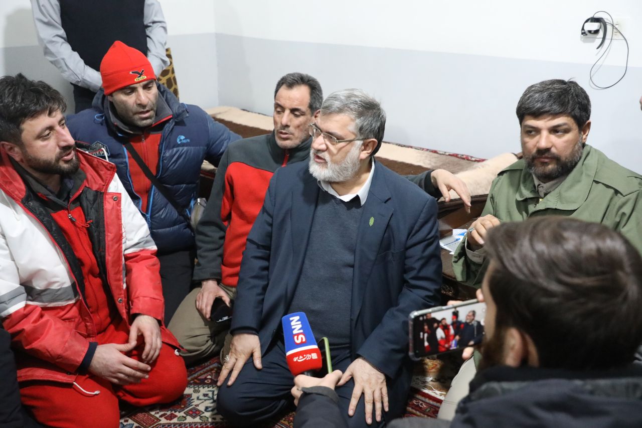 آلبوم تصویری / بازدید شبانه استاندار آذربایجانغربی از اردوگاه و کمپ های اسکان اضطراری زلزله زدگان شهرستان خوی