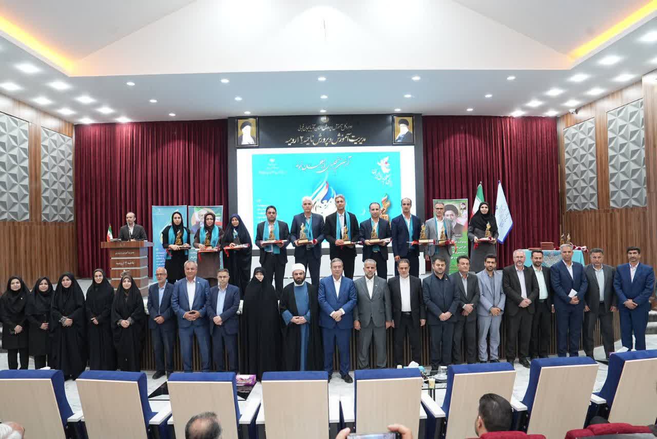 آلبوم تصویری / برگزاری آیین تجلیل از معلمان نمونه آذربایجانغربی