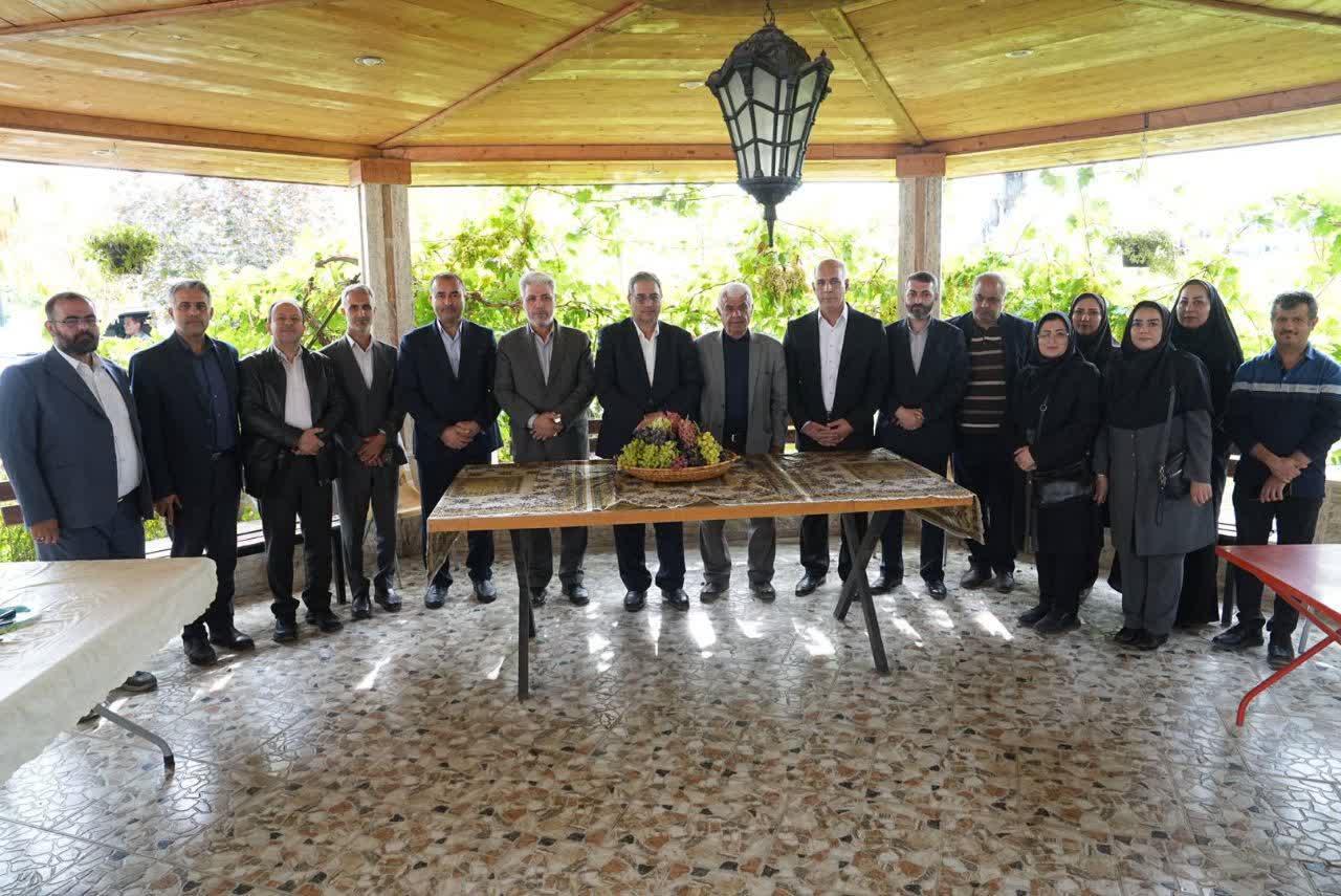 بازدید استاندار آذربایجانغربی از باغ انگور نمونه ارومیه + تصاویر