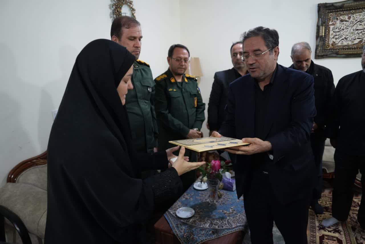 تکریم خانواده شهدای اقتدار ایران در ارومیه + تصاویر