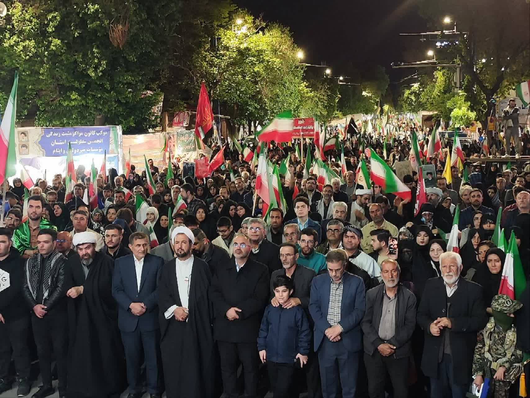 جلوههایی از اتحاد و انسجام در اجتماع شبانه مردم ارومیه + تصاویر