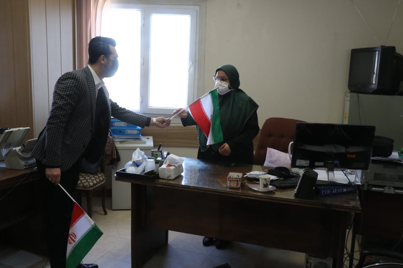 مشارکت همکاران استانداری در پویش پرچم افتخار در چهل و سومین سالگرد پیروزی انقلاب اسلامی