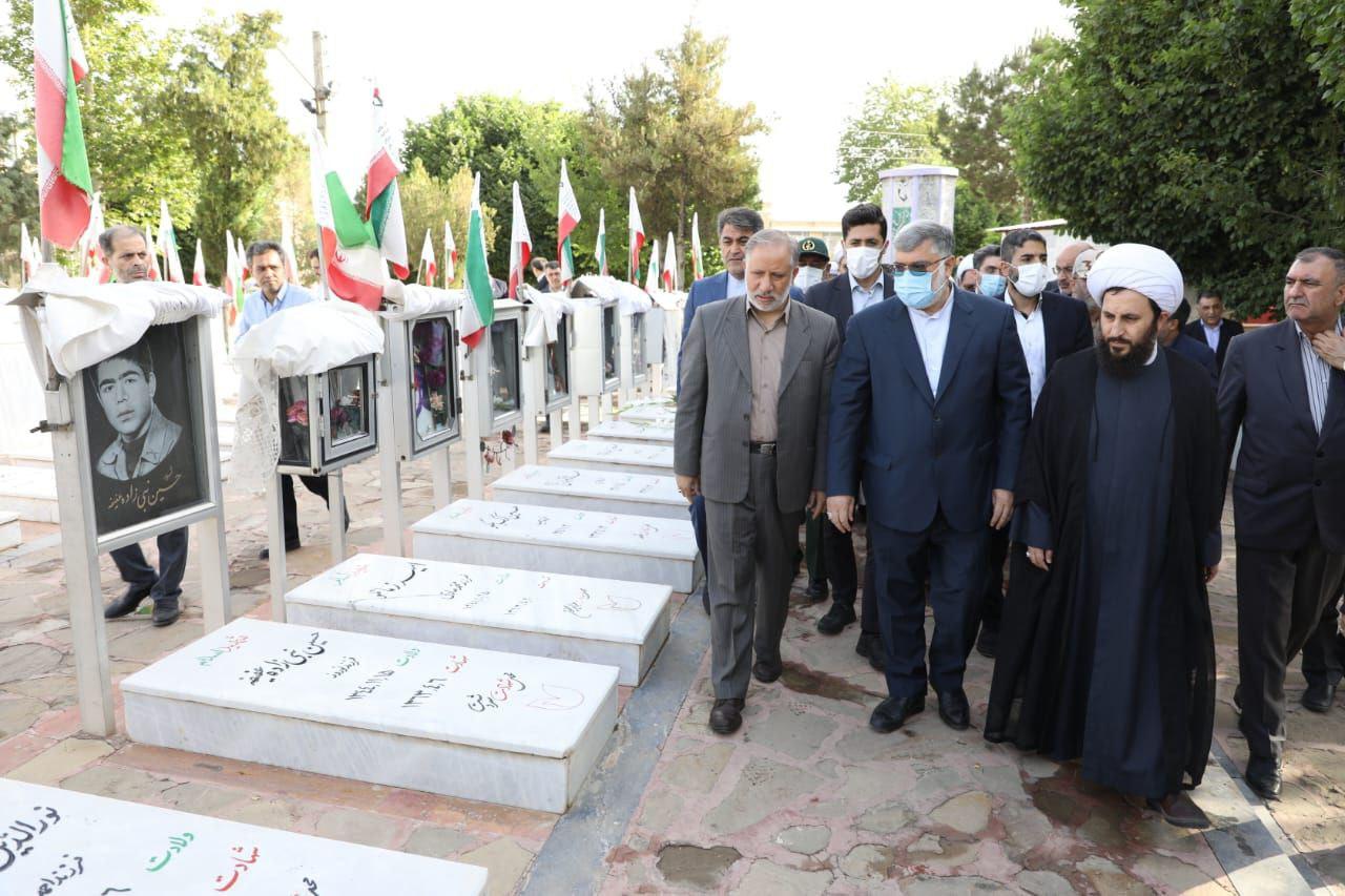 ادای احترام استاندار آذربایجان غربی به مقام شامخ شهدای شهرستان خوی + تصاویر