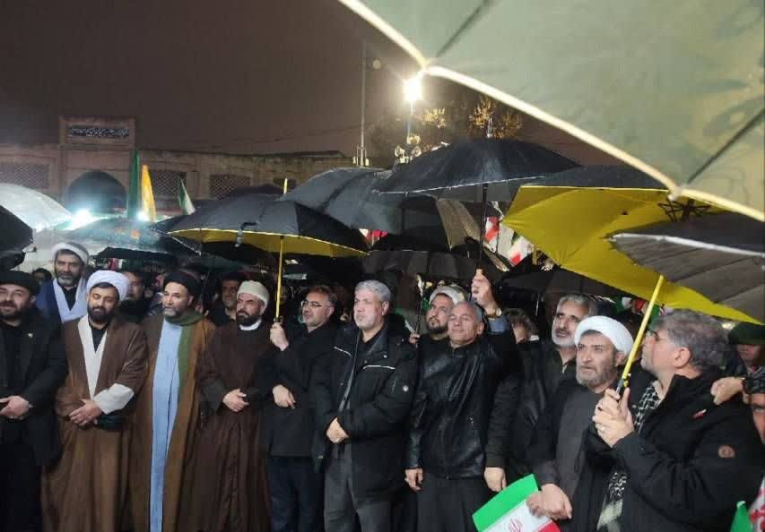 تجمع شبانه مردم ارومیه در ششمین روز از سال جدید زیر بارش باران + تصاویر