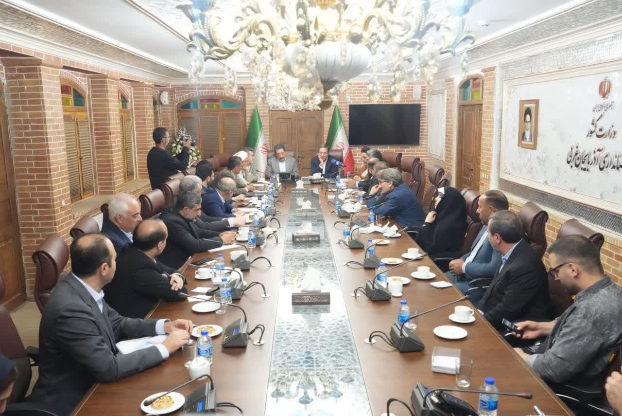 برگزاری نشست مشترک وزیر صمت و استاندار آذربایجانغربی با اعضای مجمع نمایندگان استان در مجلس + تصاویر