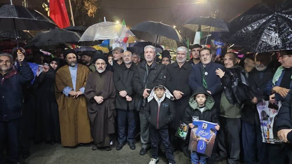 تداوم تجمع شبانه مردم ارومیه در زیر باران