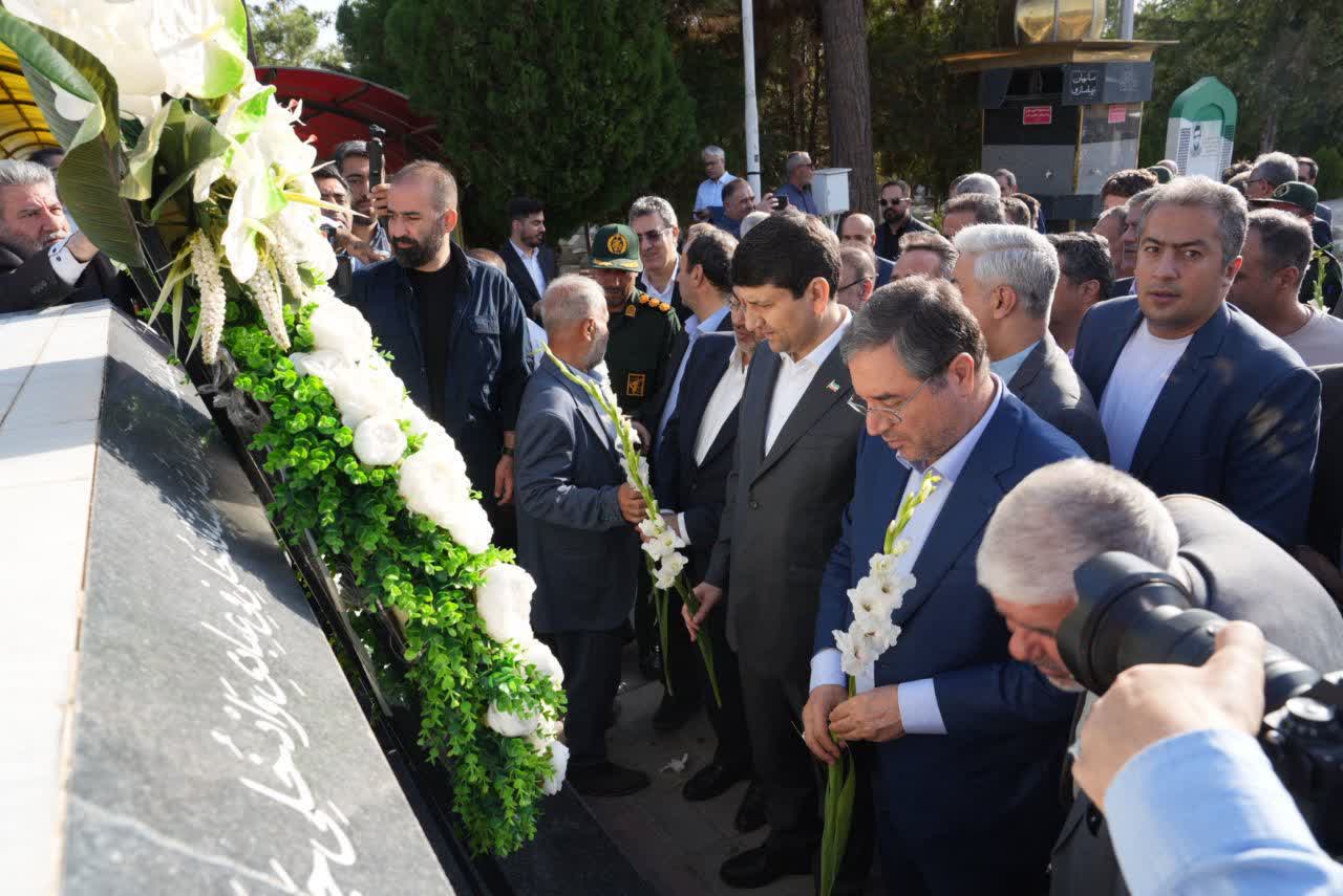 ادای احترام وزیر ارتباطات و فناوری اطلاعات به مقام شامخ شهدای ارومیه + تصاویر