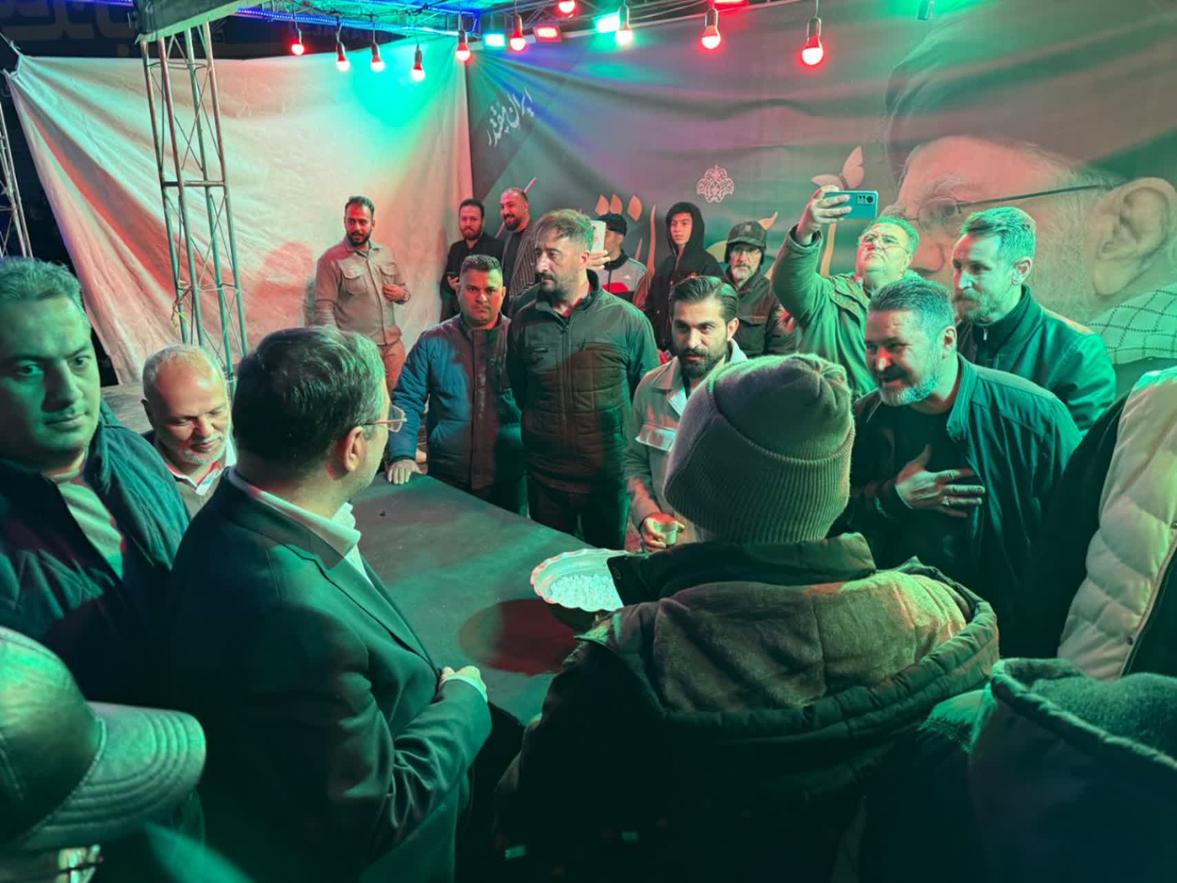 حضور شبانه استاندار آذربایجان‌غربی در میان مردم و بازدید از موکب‌های مستقر در ارومیه + تصاویر