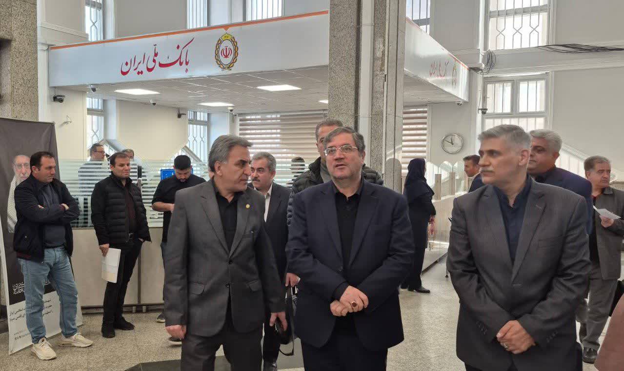 بازدید استاندار آذربایجان‌غربی از شعبه  بانک ملی در ارومیه